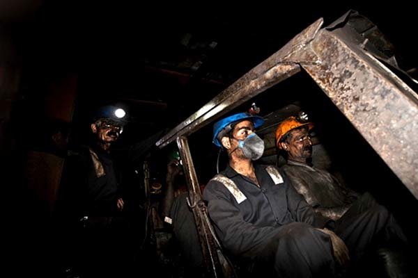 ادامه نجات کارگران معدن آزاد شهر/ حبس حدود ۳۵ کارگر در معدن